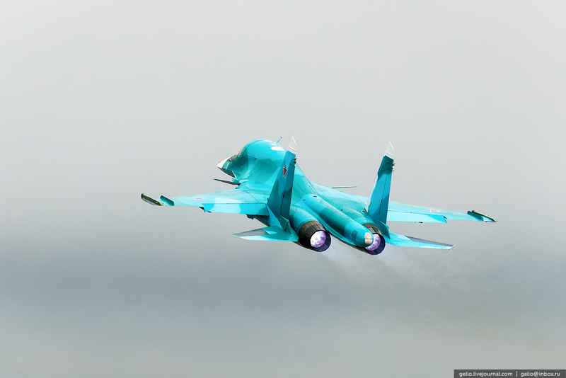 Illustration for article titled These Riveting Photos Show How Russia's Su-34 Fullback Fighter-Bombers Get Built